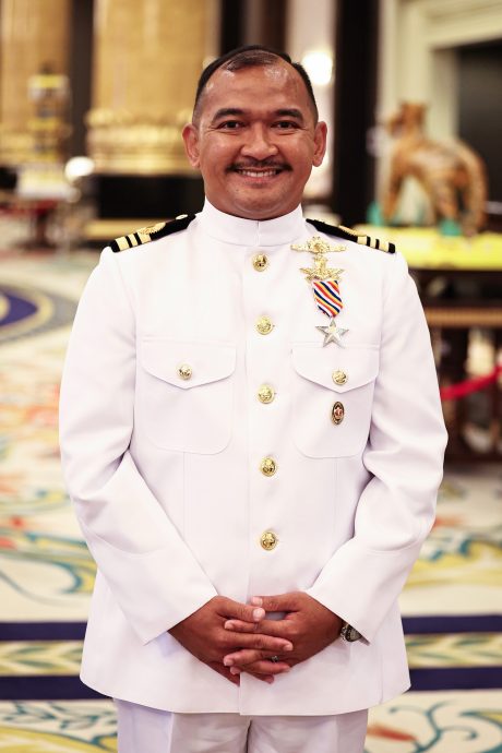 暖势力|海军少校船难救人获英勇奖章 “两名孩童落水哭救历历在目” 