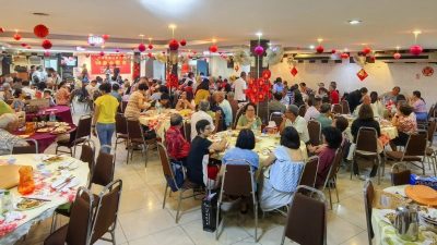 分散各地旧邻居聚会话当年 万岭园村民大团圆