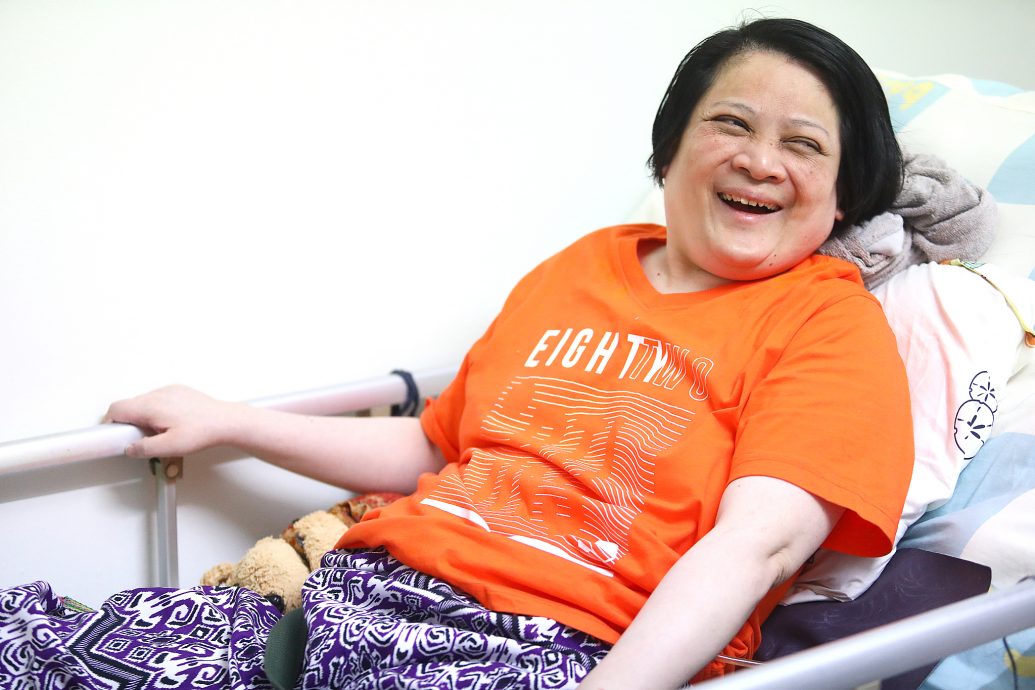 患病失明瘫痪19年，心态依旧开朗