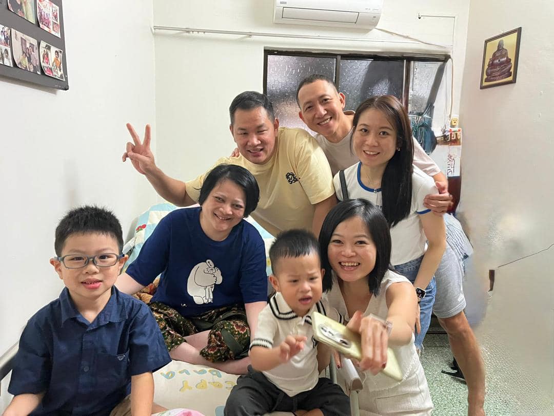 患病失明瘫痪19年，心态依旧开朗