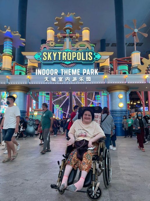 患病失明瘫痪19年，心态依旧开朗