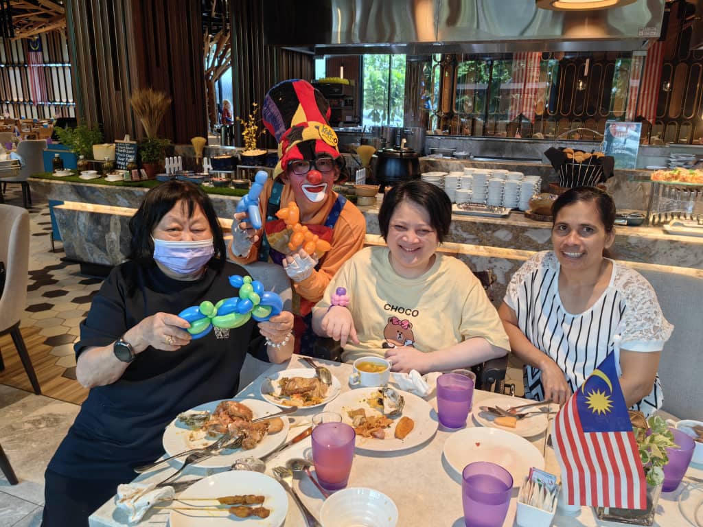 患病失明瘫痪19年，心态依旧开朗