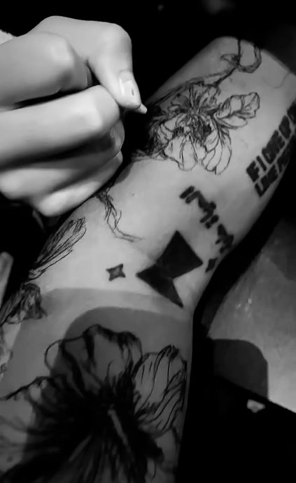 曹格晒爱女手绘刺青 画工细腻惊艳全网