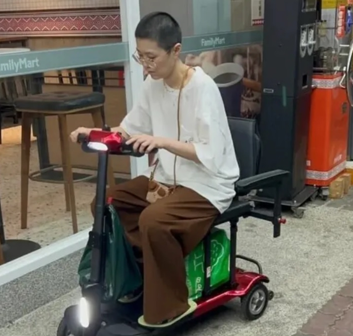 曹雅雯才剃平头伴父抗癌　68岁爸爸昨不幸病逝