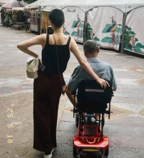 曹雅雯才剃平头伴父抗癌　68岁爸爸昨不幸病逝