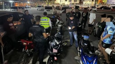曼绒警方“道路流氓行动” 开52罚单 扣6摩托