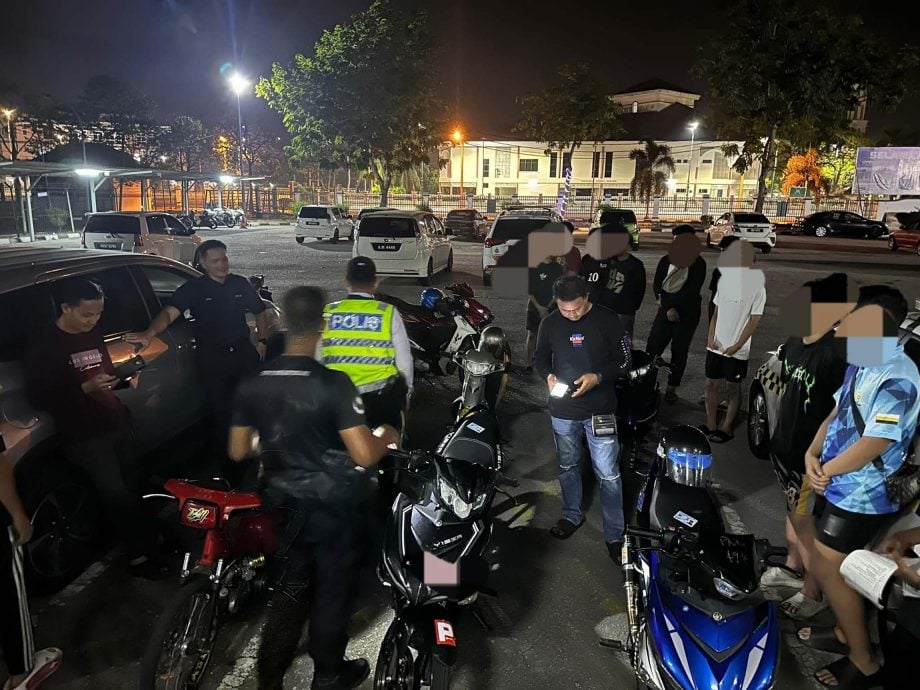 曼绒警方“道路流氓行动” 开52罚单 扣6摩托