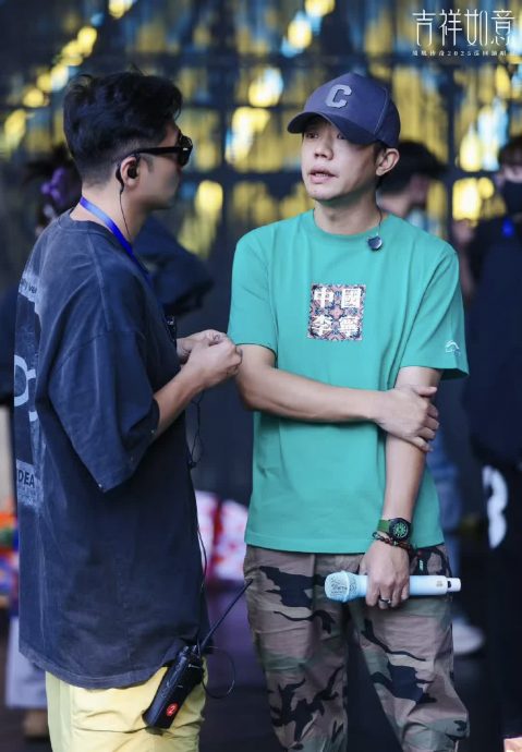 曾毅戴春宫手表争议升级 凤凰传奇演唱会突取消