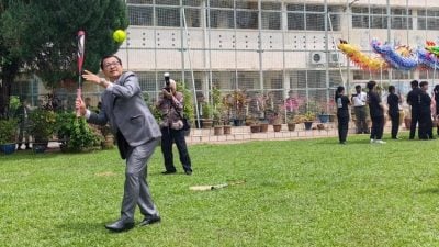 服务杏坛34年 三德华中校长陈国辉荣休