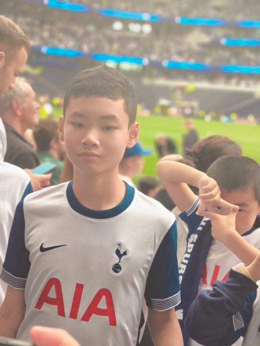 李善治获得托特纳姆热刺足球俱乐部邀请到英超主场比赛担任球童