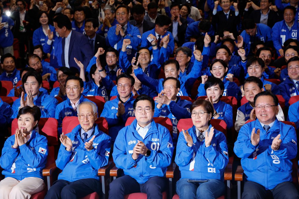 李在明出口民调大胜金文洙 选情中心爆欢呼声