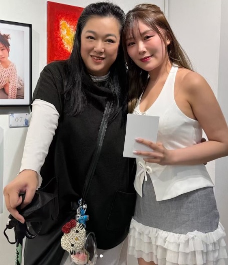 李珊珊撑拐杖现身画展 网民担忧其健康再出问题