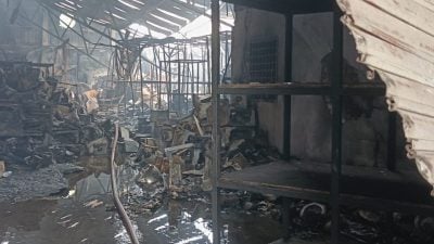 松俊工业区火势受控 消拯员灾场确保火源扑灭