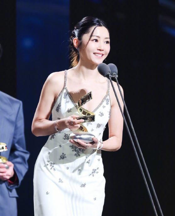 林保怡获颁“年度实力演员” 约剧组看大结局庆祝	