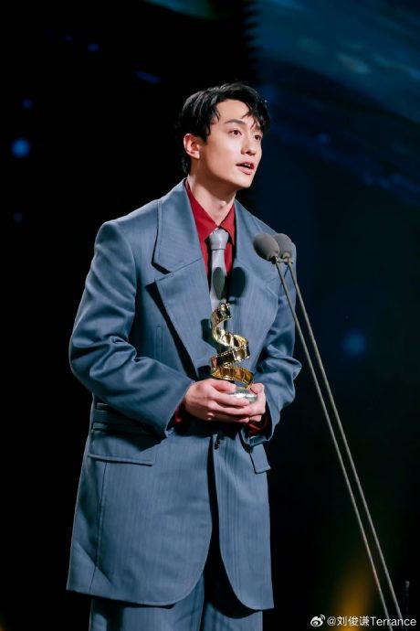 林保怡获颁“年度实力演员” 约剧组看大结局庆祝	