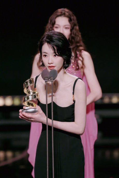 林保怡获颁“年度实力演员” 约剧组看大结局庆祝	