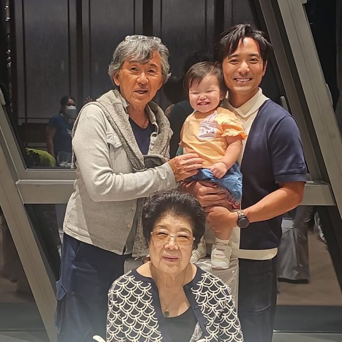 林子祥歪脸照惹担忧 林德信代父回应：越唱越健康