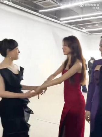  林志玲向孙俪行礼 她1反应惹议