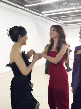  林志玲向孙俪行礼 她1反应惹议
