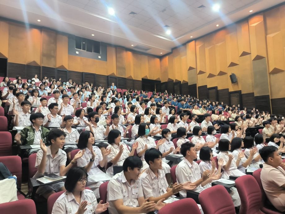 柔(学海杯-柔佛造势活动):德廷公开首唱《不适合就不要在一起》,林水草鼓励把握“学海杯”平台