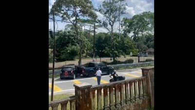 视频 | 3次倒车撞同一车 50岁四驱车司机被捕