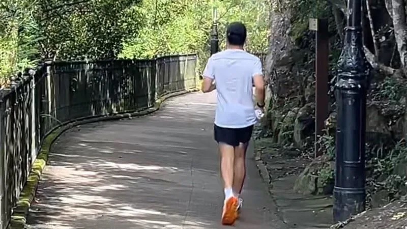 梁朝伟跑步姿势引热议 网劝“这样易伤”