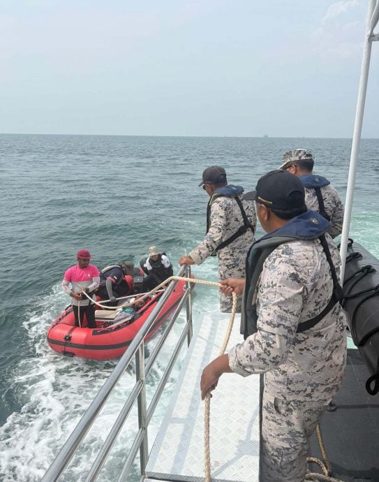 橡皮艇引擎故障 海上漂流3男获救