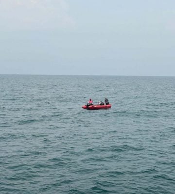橡皮艇引擎故障 海上漂流3男获救