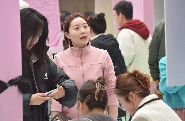 欢迎带娃上班！湖北推“妈妈岗”」就业模式　就业家管不再二选一