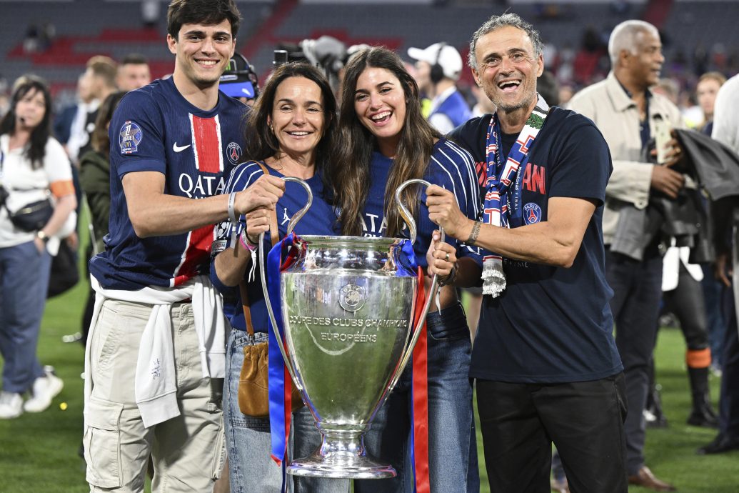 欧冠杯|球迷亮出已故女儿横幅全场泪奔 恩里克:女儿永远与我同在