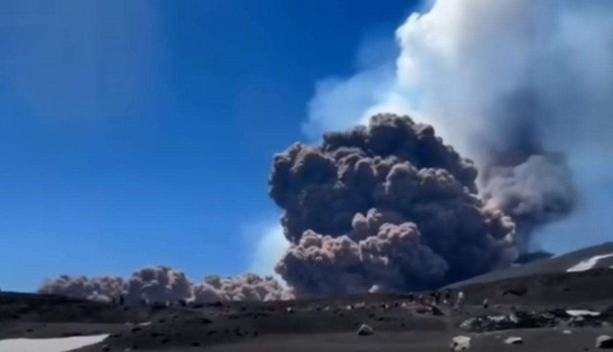 欧洲最高活火山突然喷发 游客奔逃 当局促航班避开该地区