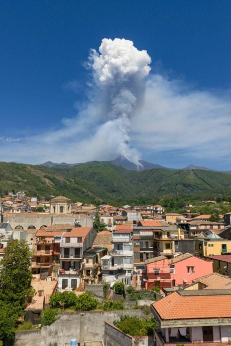 欧洲最高活火山突然喷发 游客奔逃 当局促航班避开该地区