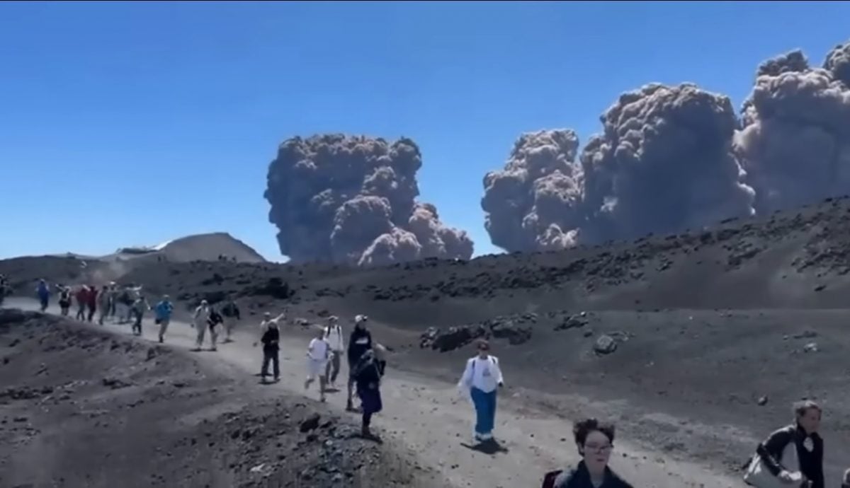 欧洲最高活火山突然喷发 游客奔逃 当局促航班避开该地区