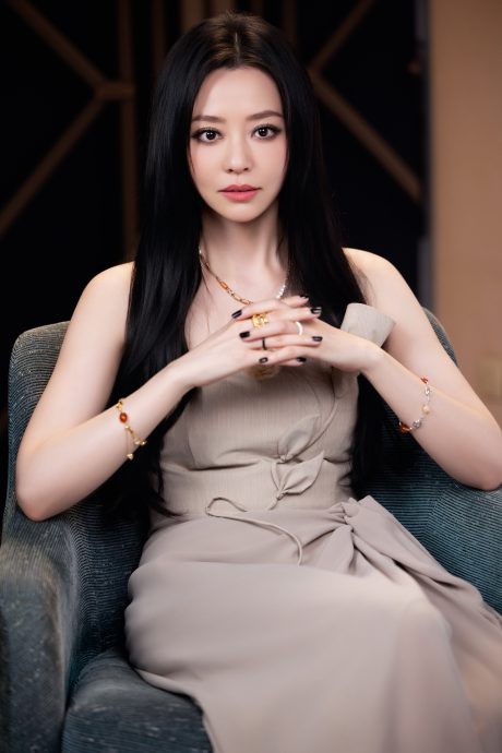 歌迷批海报难看被骂嘴贱 张靓颖工作室致歉