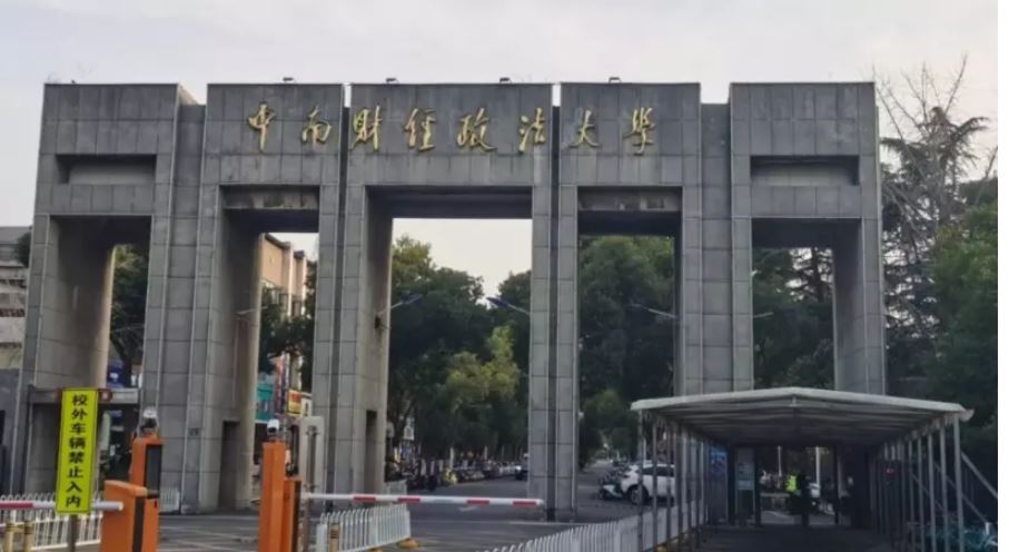 武汉一大学爆「男扮女装」代考  监考老师喝斥「拿下假发」