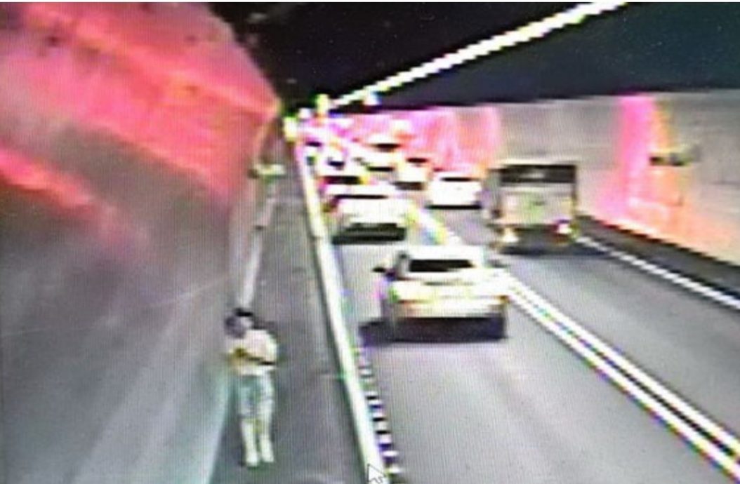  母女隧道内互殴 竟然是为了这件事......