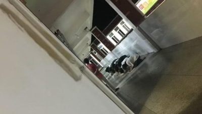 江西学生跪地写检讨书 教师体罚已被停职