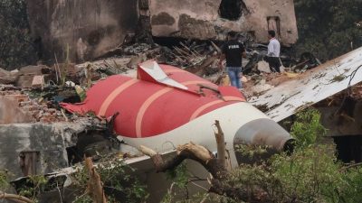 印度客机坠毁 | 男子没搭死亡班机 激动喊“神救了我”