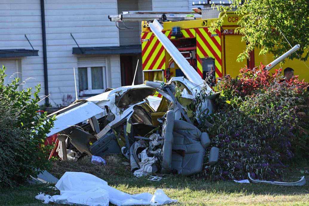 法国一架轻型飞机坠毁3人死亡