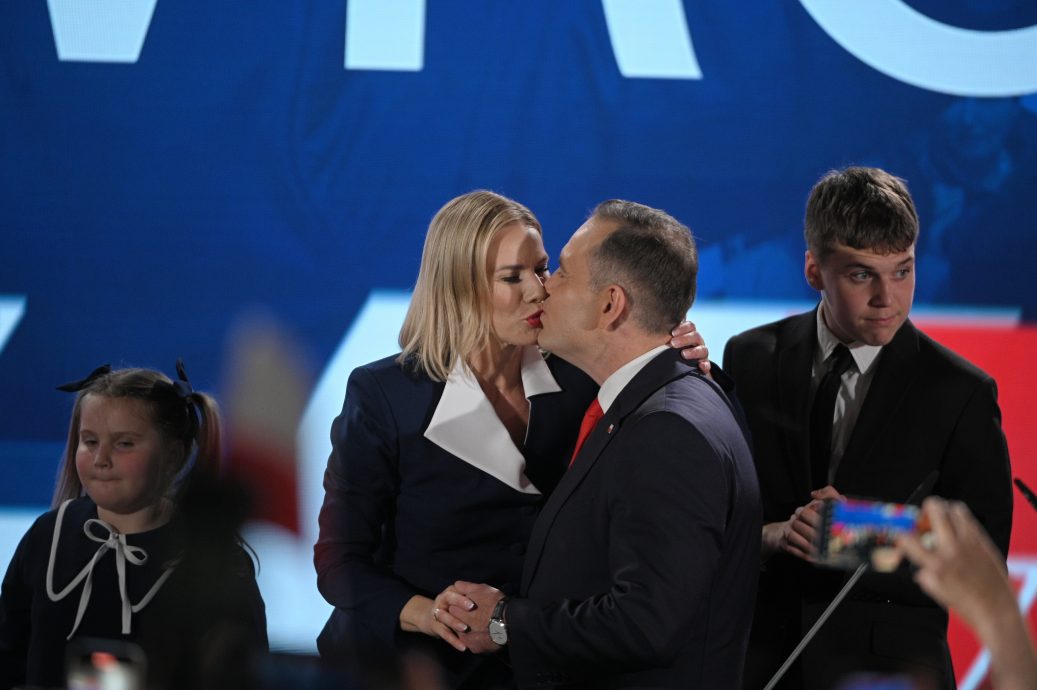 波兰总统大选结果逆转 特朗普支持的右翼候选人胜出