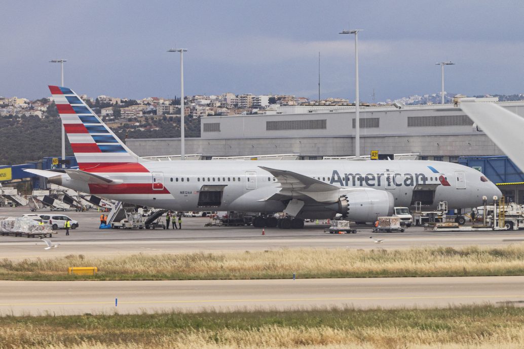 波音787服役14年首传坠机 曾因锂电池起火停飞 工程师示警“偷工减料”