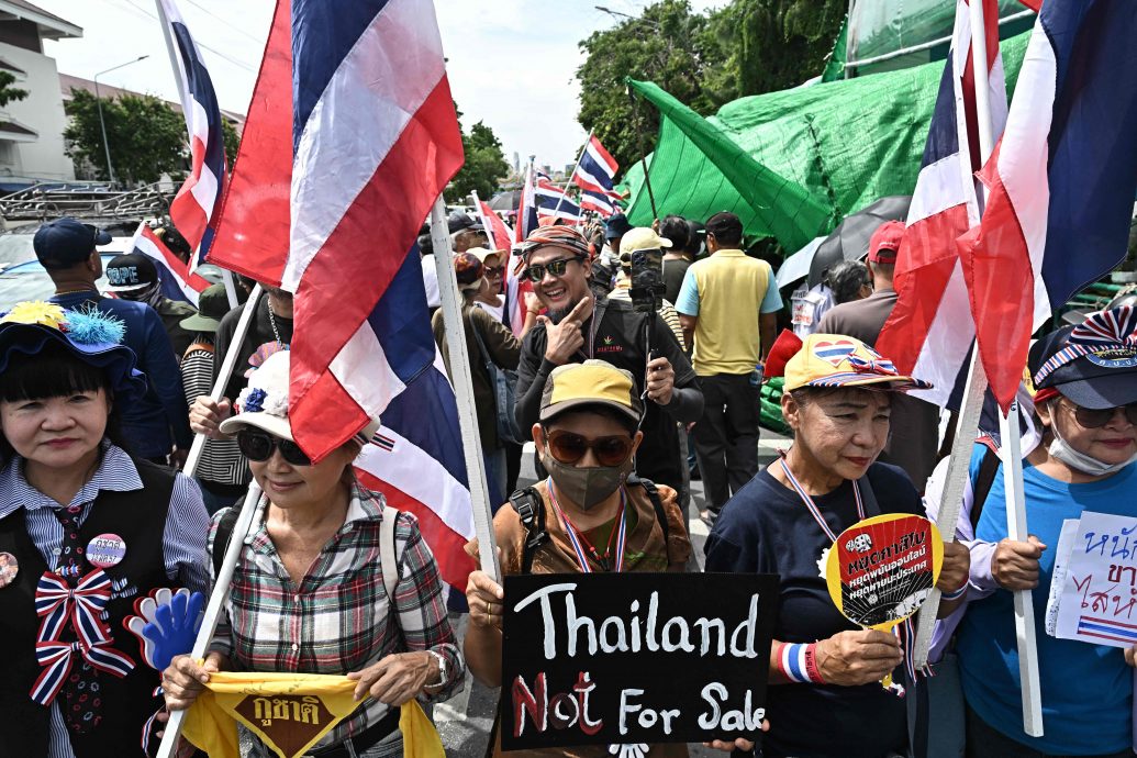 泰国“黄衫军”重新涌上街头 促首相下台