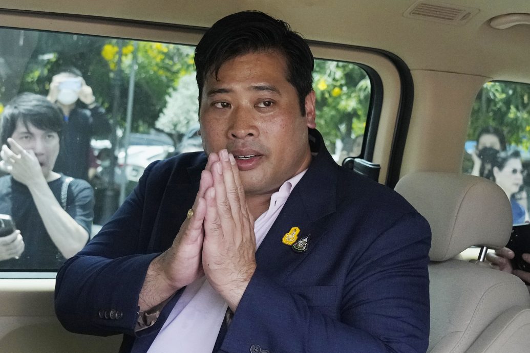 泰国二王子“争储失败”遭逐出境！警察包围寺庙逮人强送机场