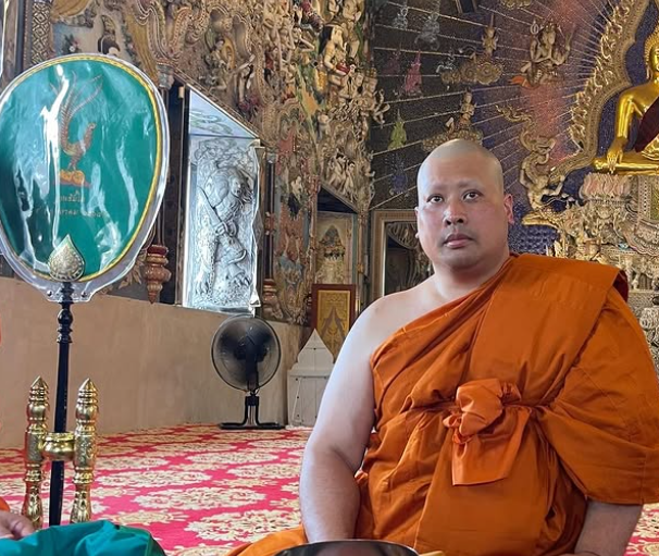 泰国二王子“争储失败”遭逐出境！警察包围寺庙逮人强送机场