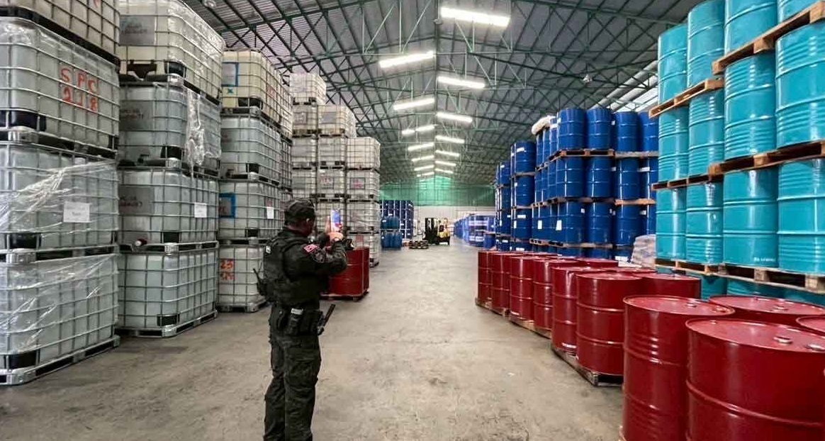 泰国破非法化学品大案 缴获180万升毒品原料