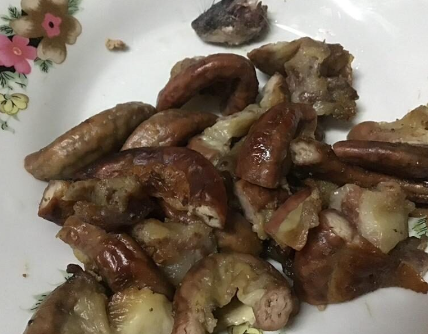 泰国路边摊买烤猪肠　吃完发现“整颗老鼠头！”