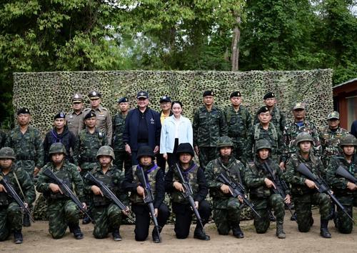 泰国THAILAND CAMBODIA BORDER DISPUTE:Thai Prime Minister Paetongtarn Shinawatra visits troops along the Thai-Cambodian border
