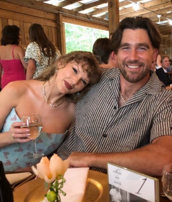 泰莱和男友黏TT现身婚礼 新人不介意被抢镜