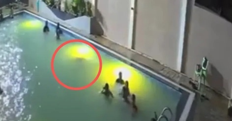 泳池一堆人以为他嬉水 24岁男挣扎2分钟溺毙!