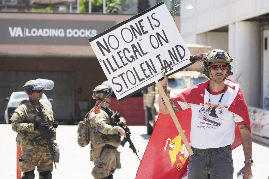 洛杉矶市长宣布解除市中心宵禁 至今575人被捕